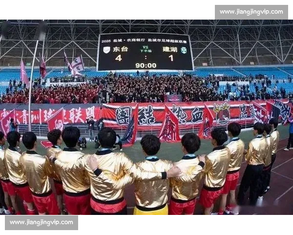 激情四溢的赛场上，呐喊声与歌声交织共振，激励我们不断追求胜利与荣光